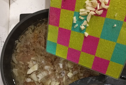 Фото шага рецепта Говядина тушенная покремлвски в сковороде 191250 шаг 8  