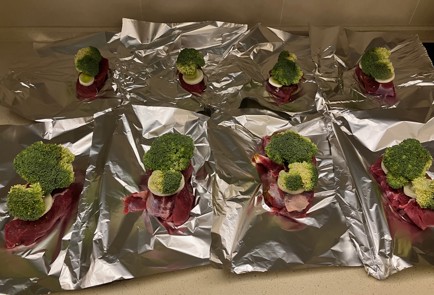 Фото шага рецепта Говядина с брокколи и лукомпореем 190316 шаг 8  