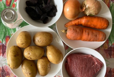 Фото шага рецепта Говядина с черносливом на овощной подушке в духовке 173636 шаг 1  