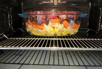 Фото шага рецепта Говядина с черносливом на овощной подушке в духовке 173636 шаг 10  