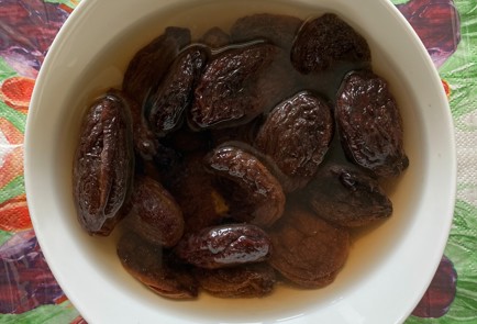 Фото шага рецепта Говядина с черносливом на овощной подушке в духовке 173636 шаг 2  