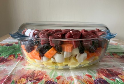 Фото шага рецепта Говядина с черносливом на овощной подушке в духовке 173636 шаг 9  