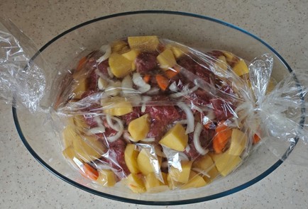 Фото шага рецепта Говядина с картофелем и морковью в рукаве 189358 шаг 11  