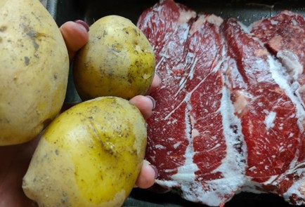 Фото шага рецепта Говядина с картофелем тушенная в остром томатном соусе 188214 шаг 1  