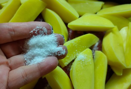 Фото шага рецепта Говядина с картофелем тушенная в остром томатном соусе 188214 шаг 6  