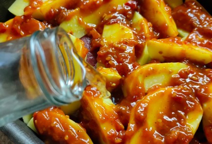 Фото шага рецепта Говядина с картофелем тушенная в остром томатном соусе 188214 шаг 8  