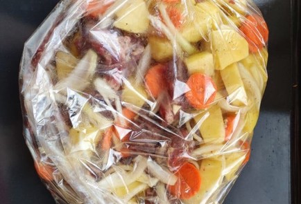 Фото шага рецепта Говядина с картофелем в рукаве 173602 шаг 10  