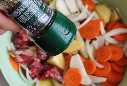 Фото шага рецепта Говядина с картофелем в рукаве 173602 шаг 9  