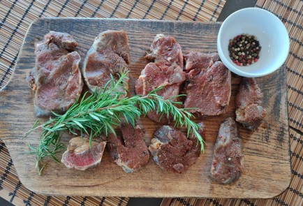 Фото шага рецепта Говядина с розмарином и луковой заправкой 174255 шаг 1  