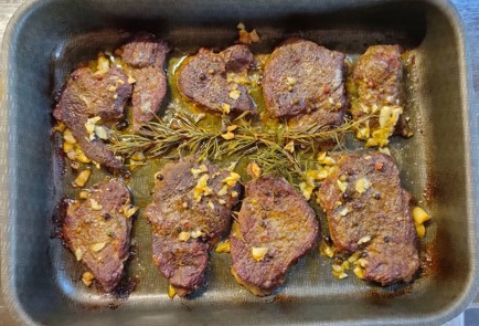 Фото шага рецепта Говядина с розмарином и луковой заправкой 174255 шаг 11  