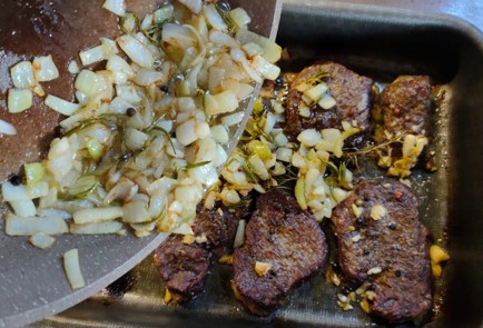 Фото шага рецепта Говядина с розмарином и луковой заправкой 174255 шаг 12  