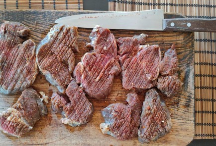 Фото шага рецепта Говядина с розмарином и луковой заправкой 174255 шаг 2  