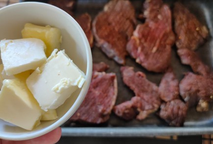 Фото шага рецепта Говядина с розмарином и луковой заправкой 174255 шаг 4  