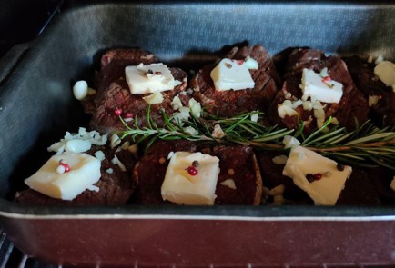 Фото шага рецепта Говядина с розмарином и луковой заправкой 174255 шаг 7  