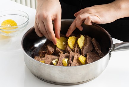 Фото шага рецепта Говядина тушенная с апельсинами 151701 шаг 4  