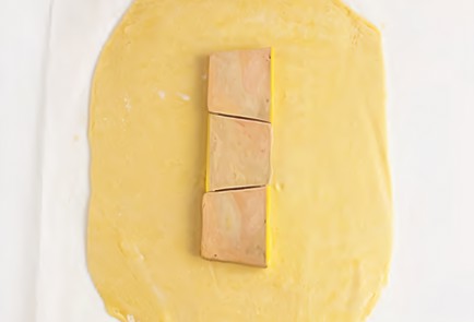 Фото шага рецепта Говядина в тесте с фуагра 137032 шаг 2  