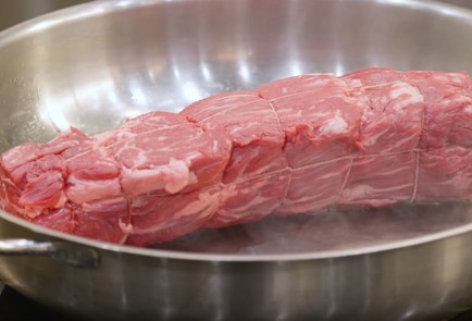 Фото шага рецепта Говядина Веллингтон с тимьяном и розмарином 151834 шаг 2  