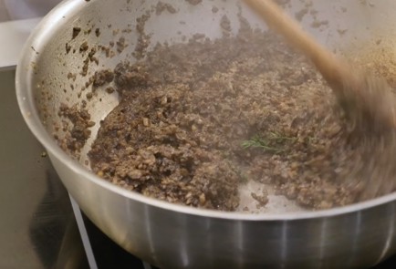 Фото шага рецепта Говядина Веллингтон с тимьяном и розмарином 151834 шаг 5  