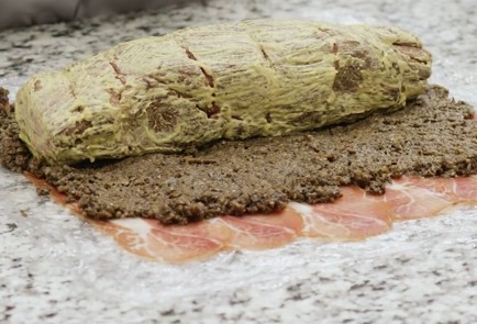 Фото шага рецепта Говядина Веллингтон с тимьяном и розмарином 151834 шаг 6  