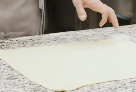 Фото шага рецепта Говядина Веллингтон с тимьяном и розмарином 151834 шаг 7  