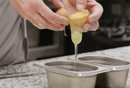 Фото шага рецепта Говядина Веллингтон с тимьяном и розмарином 151834 шаг 8  