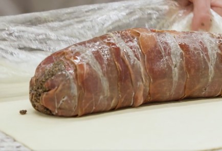 Фото шага рецепта Говядина Веллингтон с тимьяном и розмарином 151834 шаг 9  