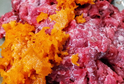 Фото шага рецепта Говяжьи котлеты с тыквой и сливками 152088 шаг 3  