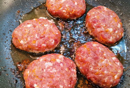 Фото шага рецепта Говяжьи котлеты с тыквой и сливками 152088 шаг 5  