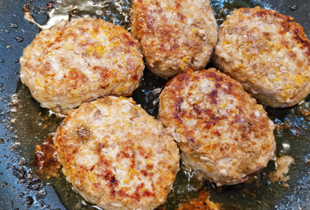 Фото шага рецепта Говяжьи котлеты с тыквой и сливками 152088 шаг 6  