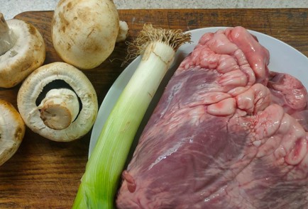 Фото шага рецепта Говяжье сердце с шампиньонами на сковороде 191089 шаг 1  