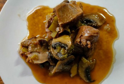 Фото шага рецепта Говяжье сердце с шампиньонами на сковороде 191089 шаг 16  