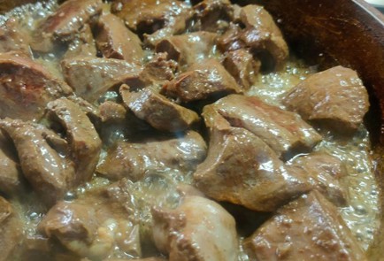 Фото шага рецепта Говяжье сердце с шампиньонами на сковороде 191089 шаг 5  