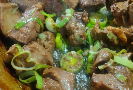 Фото шага рецепта Говяжье сердце с шампиньонами на сковороде 191089 шаг 8  