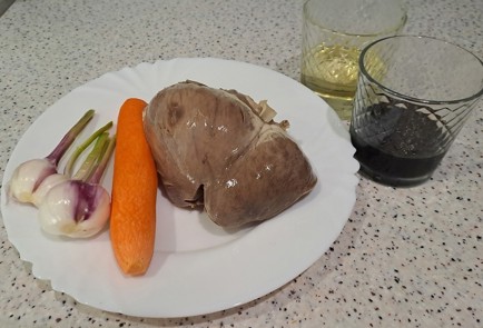 Фото шага рецепта Говяжье сердце с соевым соусом луком и морковью 189558 шаг 1  