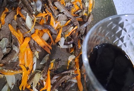 Фото шага рецепта Говяжье сердце с соевым соусом луком и морковью 189558 шаг 10  