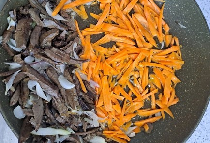 Фото шага рецепта Говяжье сердце с соевым соусом луком и морковью 189558 шаг 9  