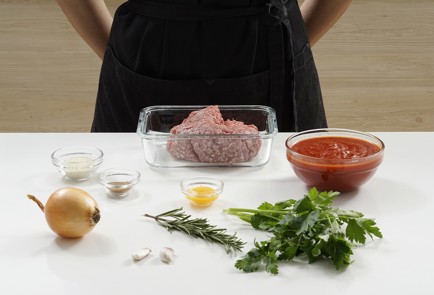 Фото шага рецепта Говяжьи фрикадельки в томатном соусе 153121 шаг 1  