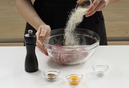 Фото шага рецепта Говяжьи фрикадельки в томатном соусе 153121 шаг 2  