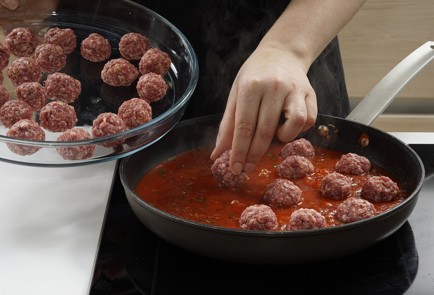 Фото шага рецепта Говяжьи фрикадельки в томатном соусе 153121 шаг 7  