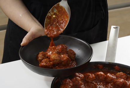 Фото шага рецепта Говяжьи фрикадельки в томатном соусе 153121 шаг 8  