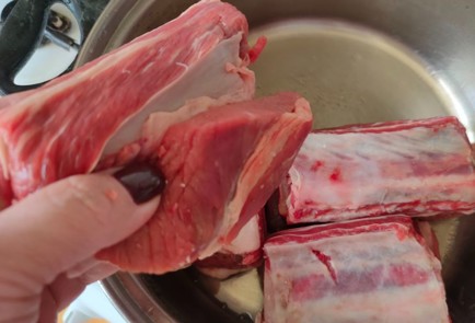 Фото шага рецепта Говяжьи ребра тушенные с луком и яблоками 187244 шаг 3  