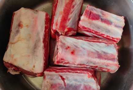 Фото шага рецепта Говяжьи ребра тушенные с луком и яблоками 187244 шаг 4  