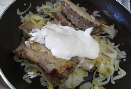 Фото шага рецепта Говяжьи ребра в сметане 190116 шаг 5  