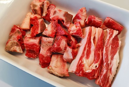 Фото шага рецепта Говяжий бульон с беконом 175620 шаг 1