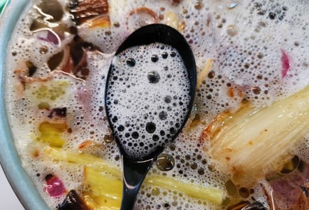 Фото шага рецепта Говяжий бульон с беконом 175620 шаг 13