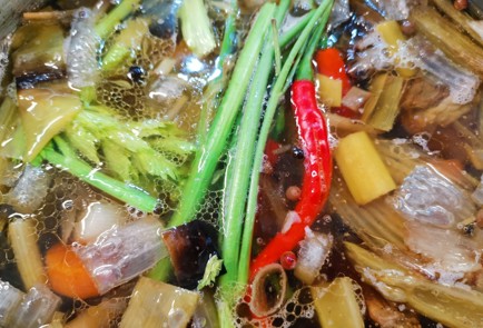 Фото шага рецепта Говяжий бульон с беконом 175620 шаг 15