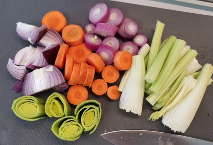 Фото шага рецепта Говяжий бульон с беконом 175620 шаг 2