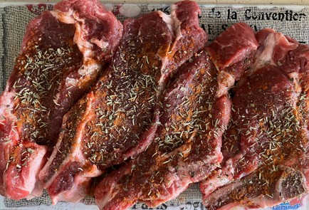 Фото шага рецепта Говяжий край с базиликом и розмарином 186465 шаг 5