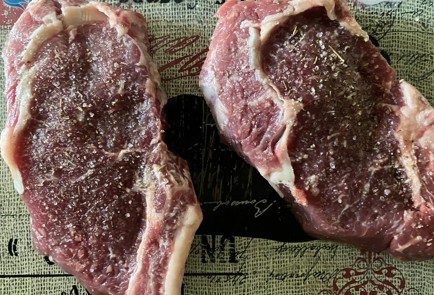 Фото шага рецепта Говяжий край с соусом песто 186468 шаг 2  