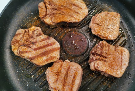 Фото шага рецепта Говяжий язык обжаренный на сковороде гриль 176013 шаг 10